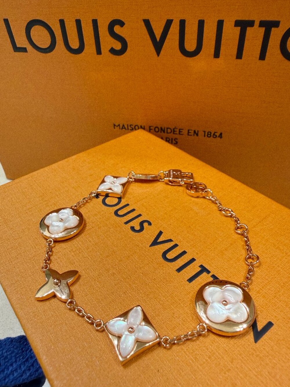 Louis Vuitton Color Blossom Bracelet, Pink Gold Tone, White Mother-of-Pearl - Picture 7 of 10